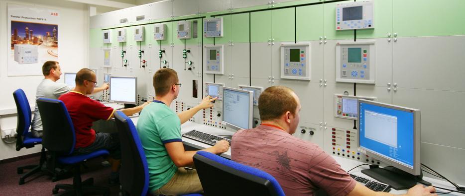 Training Module CZ041 Operation and seting of 620 series relays in UniGear ZS1 switchgear CZ041 1 day The course is aimed at learning 620 series relay operation and setting via HMI in UniGear ZS1