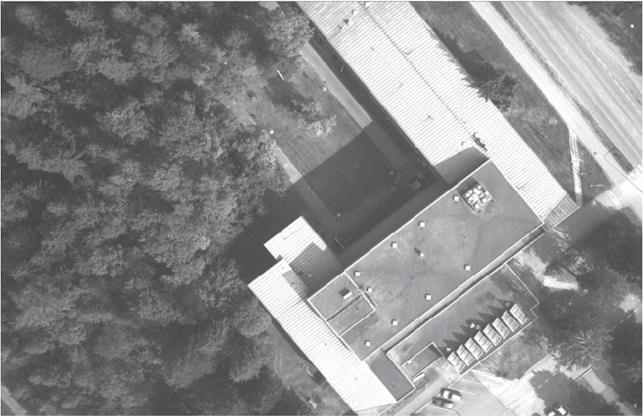 (a) (b) (c) Figure 1. A building image generation: (a) An aerial image, (b) The segmented lidar points, (c) The projected lidar points and BR (white), and (d) The building image.
