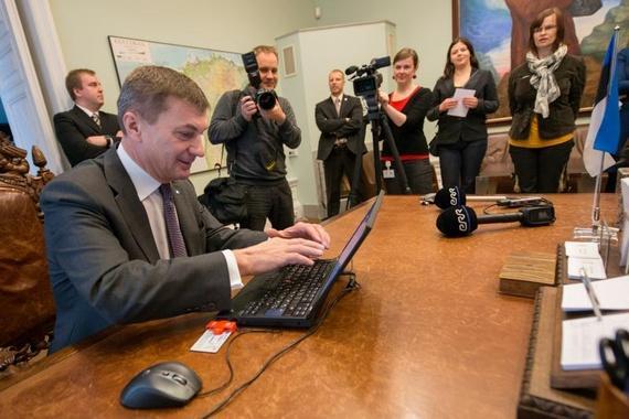 National ID & Digital Signature Estonian Prime Minister Andrus Ansip signs an e-services agreement.