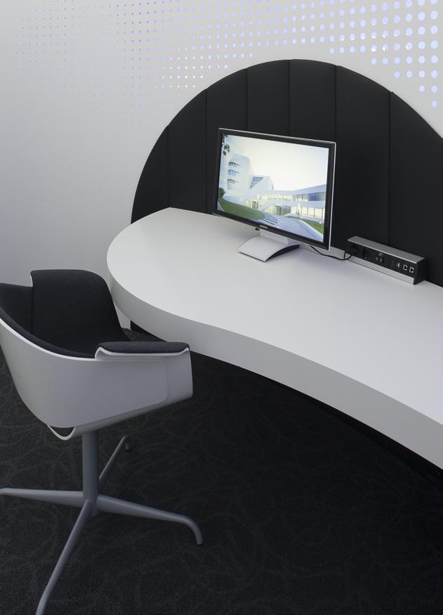 In the conference room of the pre-existing building, right, tabletops with integrated EVOline FlipTops were selected.