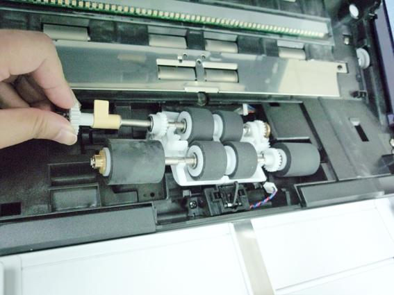insert the right end of the Upper Pick Roller