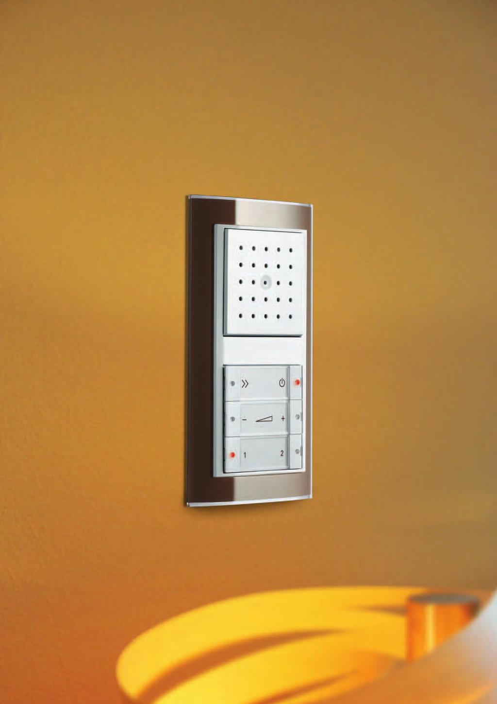 Gira flush-mounted radio, Gira Event Clear, brown / pure white The Gira flush-mounted radio is a radio for space saving installation in the wall.
