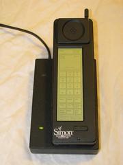 6 2 PAMETNI TELEFON Leta 1992 je podjetje IBM poimenovalo prvi pametni telefon z imenom Simon (glej Slika 1), ki je bil leto kasneje kupcem na voljo preko podjetja BellSouth.