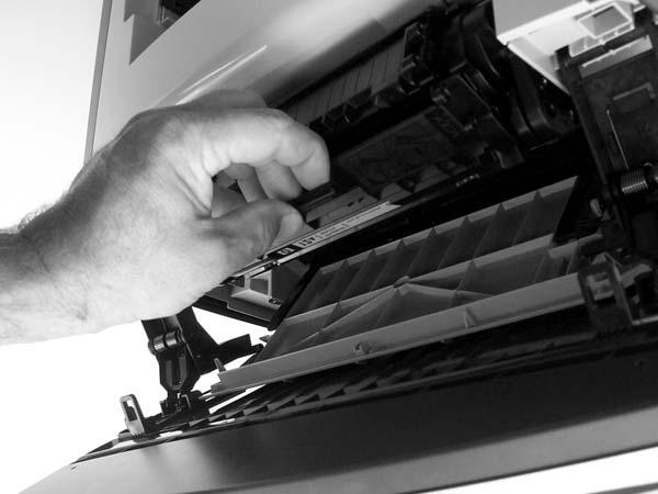 Print cartridge CAUTION: To prevent damage, do not expose the print cartridge to direct or bright light. Cover it with a piece of paper. 1.