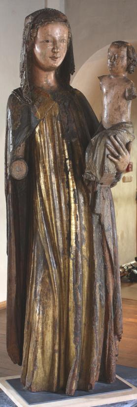 Figure 1: Madonna from Rouchovany, photograph and 3D model There is a range of