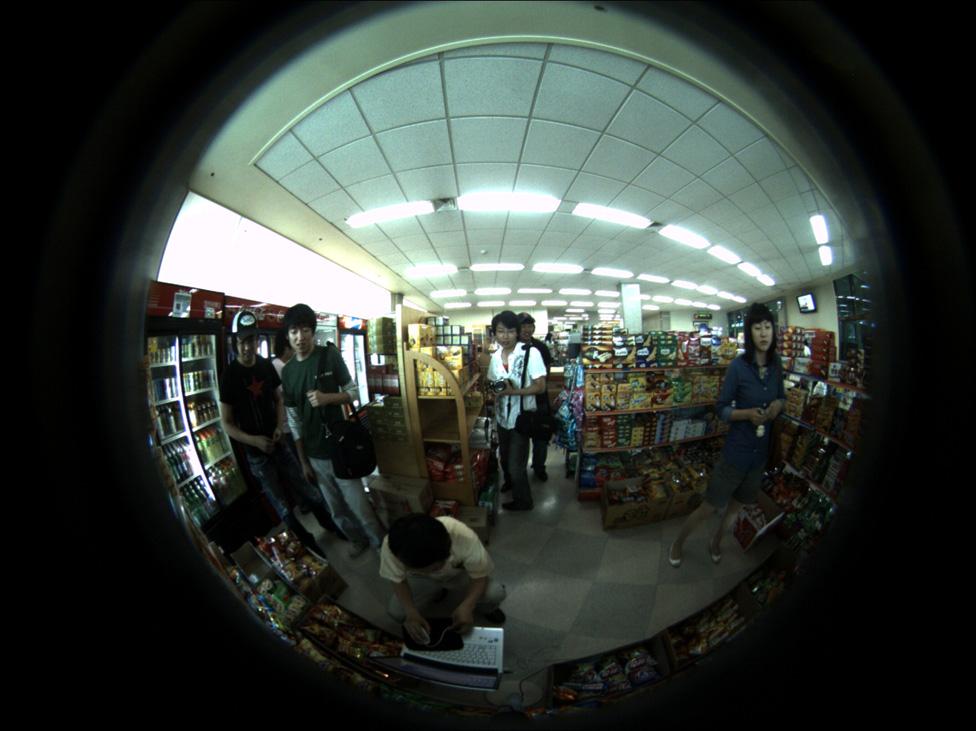 An example of images (a) poduced by a compute assuming that a fisheye lens with an equidistance pojection scheme has been used to take the pictue of an imaginay scene (b) obtained using a fisheye