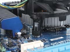 ) Step 3: Place the cooler atop the CPU, aligning the four push pins through the pin holes on the motherboard.