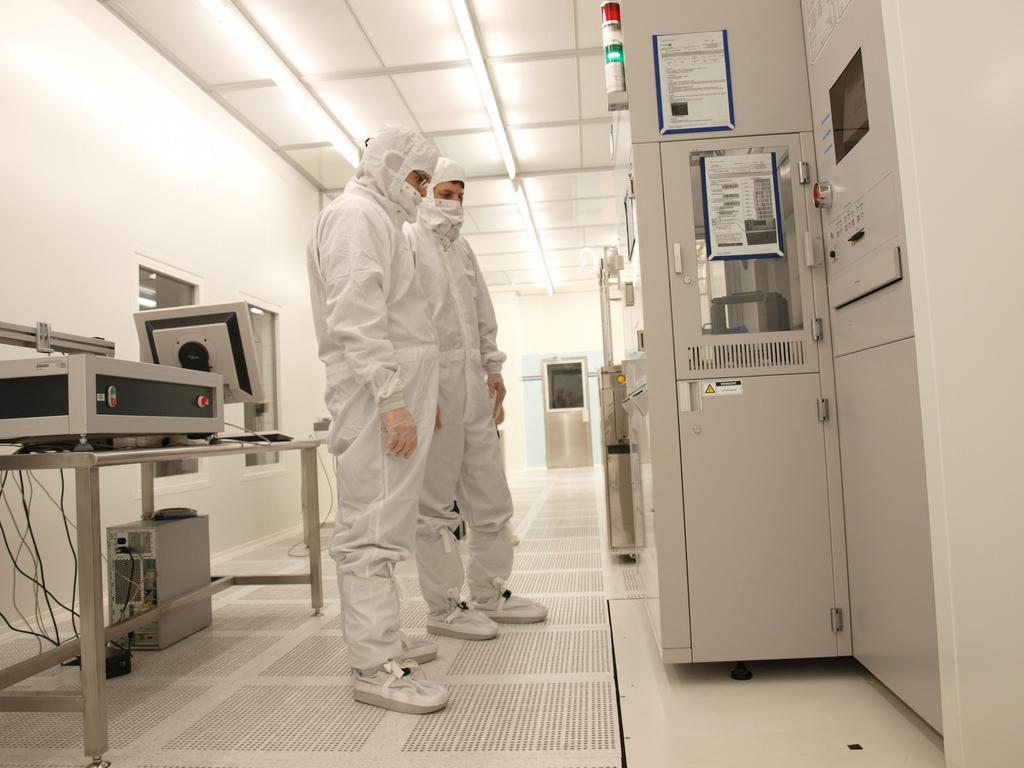 and China 600m² class 1-10 cleanroom for backside processing 360m² class 1000 cleanroom