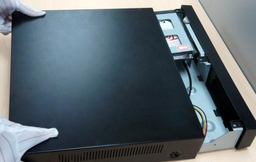 The steps of installing the hard disk are shown in Fig 2-1: Step1: Disassemble the screws