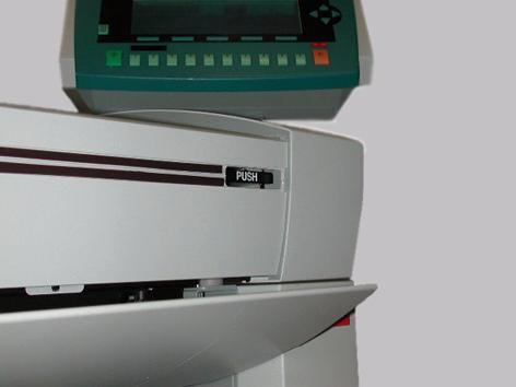 Correct smartcard errors Introduction The Océ TCS400 scanner contains a smartcard. The smartcard is located inside the front compartment in the small drawer marked 'PUSH'.