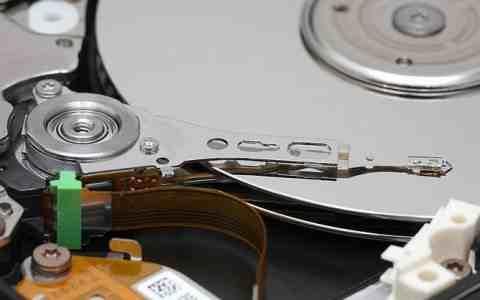 Picture of a Disk Read/Write Arm Here is a picture of a commercial disk, showing the