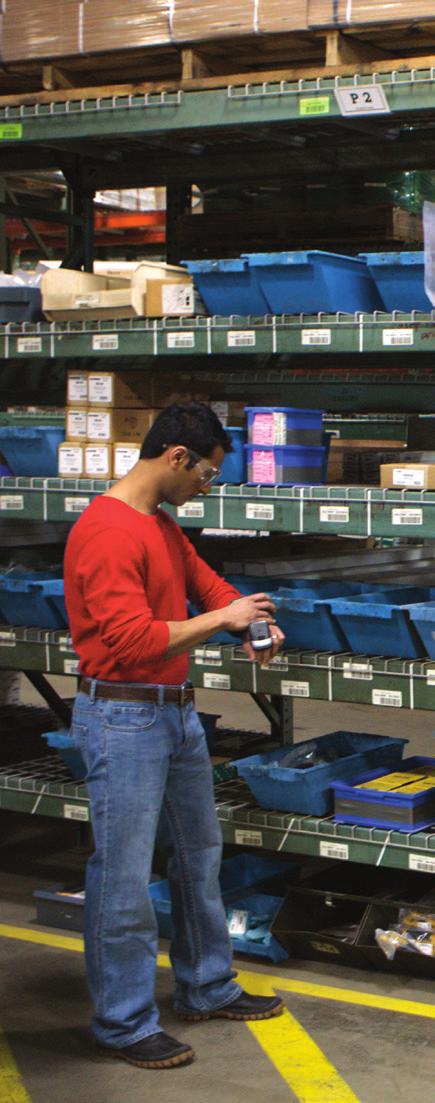WITH HANDS-FREE SCANNING, OPERATORS HAVE BOTH HANDS AVAILABLE TO MOVE PACKAGES AND OTHER MATERIALS, ACHIEVING MAXIMUM EFFICIENCY, PRODUCTIVITY AND SAFETY.
