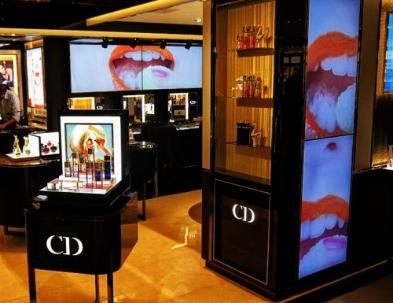 THE EYE-CATCHING RETAIL EXPERIENCE Showcase