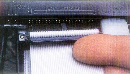 5. Connect the ribbon cable as shown in the figure.