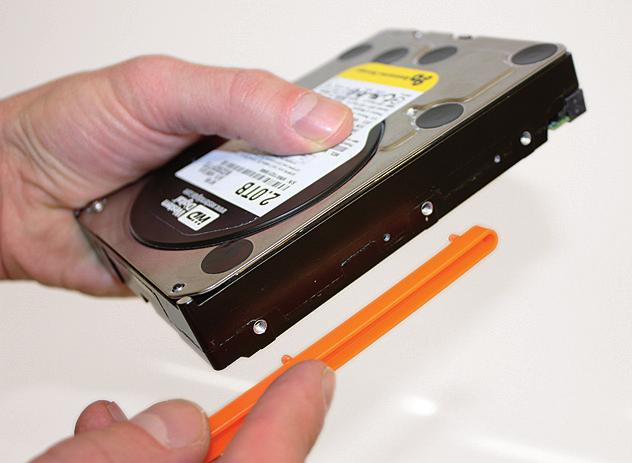 2) Attach the holder for the removal of the disk to the hard disk. 3) Slide the disk into the free disk position. The order of the occupied positions does not matter.