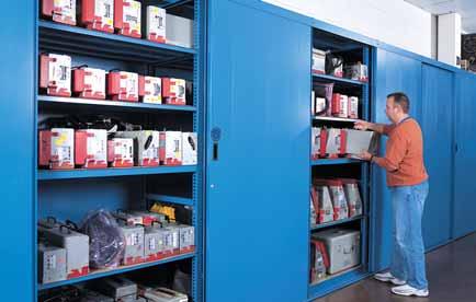 And by combining shelves and drawers with roll-out trays, this efficient Lista system lets you securely store the biggest and smallest of items together in a logical and accessible manner.