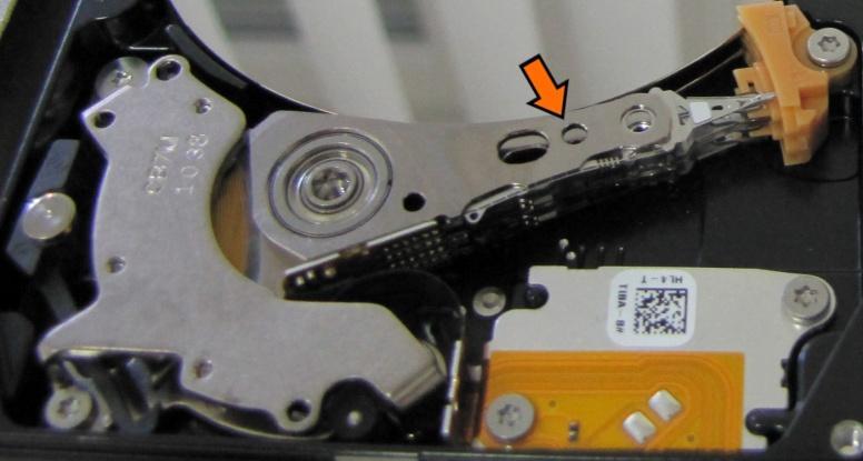 First type of these hard drives usually have one round hole near the center of the head arm through which the tool is mounted. On these hard drives, Sea 2.5 Ramp p2a tool should be used.