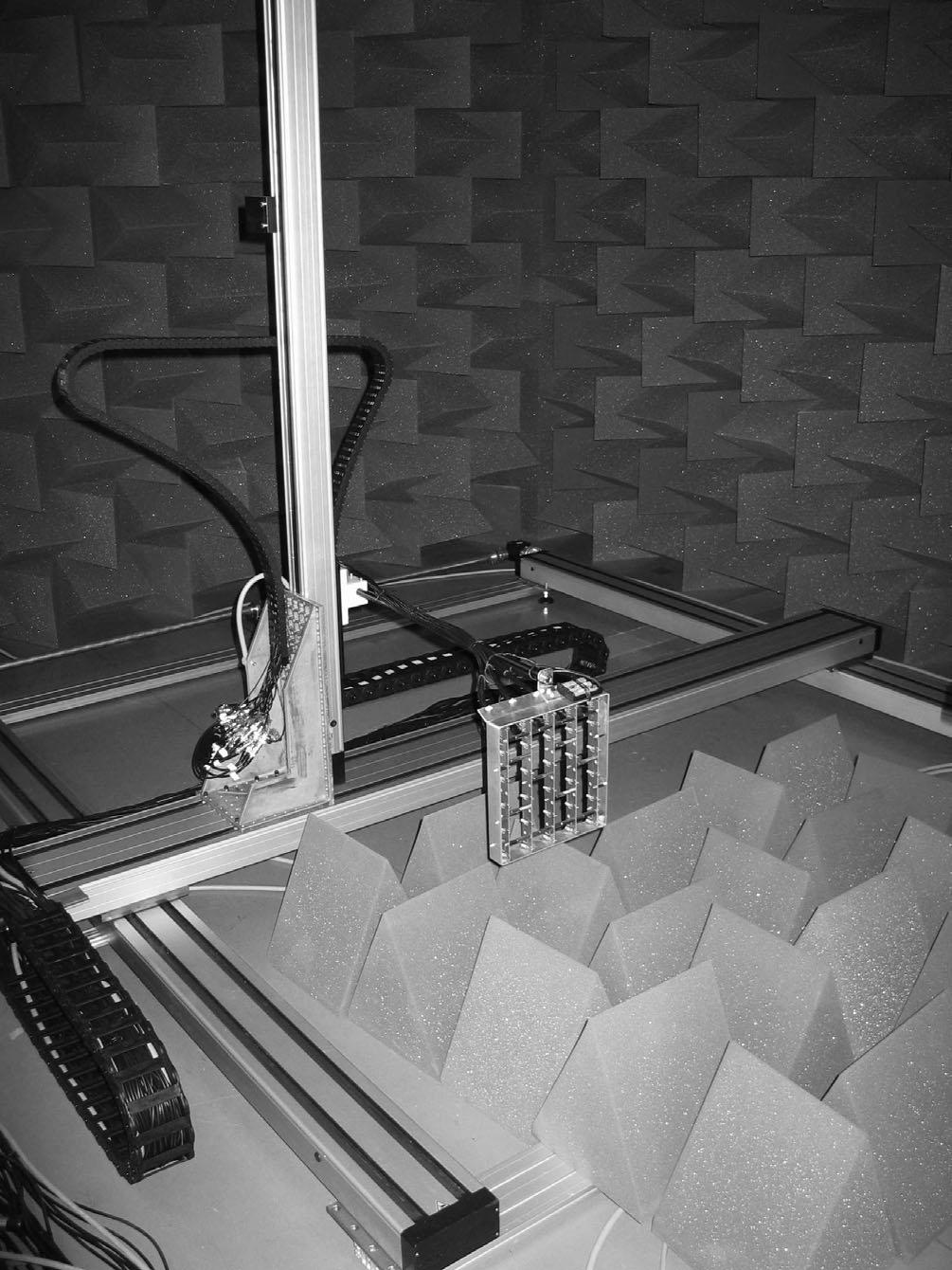 response on the acoustical axis was measured. Next, the loudspeaker was rotated and its response measured again. The measurements were performed using B&K 4954 free-field microphone.