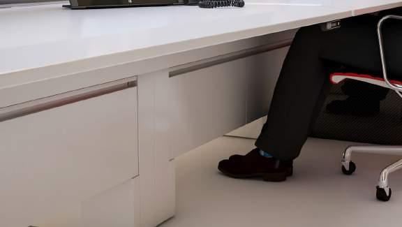 STRETCH YOUR LEGS Maximum Legroom Even with an ever-shrinking desk footprint, NEO preserves user