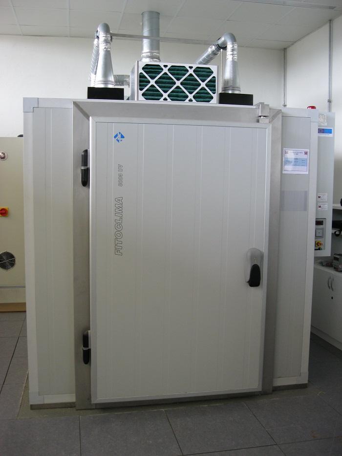 Aralab UV chamber with wave lengths between 280 and 400 nm.