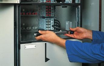Cable connections to drawout units are made in the switchgear compartment without the use of cable lugs.