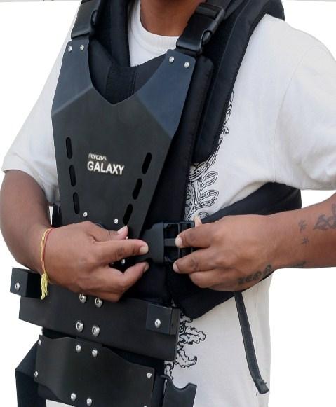 FLYCAM GALAXY ARM & VEST WITH HD-3000 STABILIZATION SYSTEM 8 BALANCING THE VERTICAL AXIS The sled should be tied up to the docking adapter of your stand or similar so that you can start the fore &