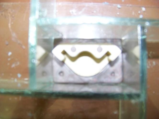 Termoplast je sa musí nechať vytvrdnúť (cca 2 minúty), aby sa zabránilo pohybu sklenených platničiek a unikaniu silikónu cez medzery.