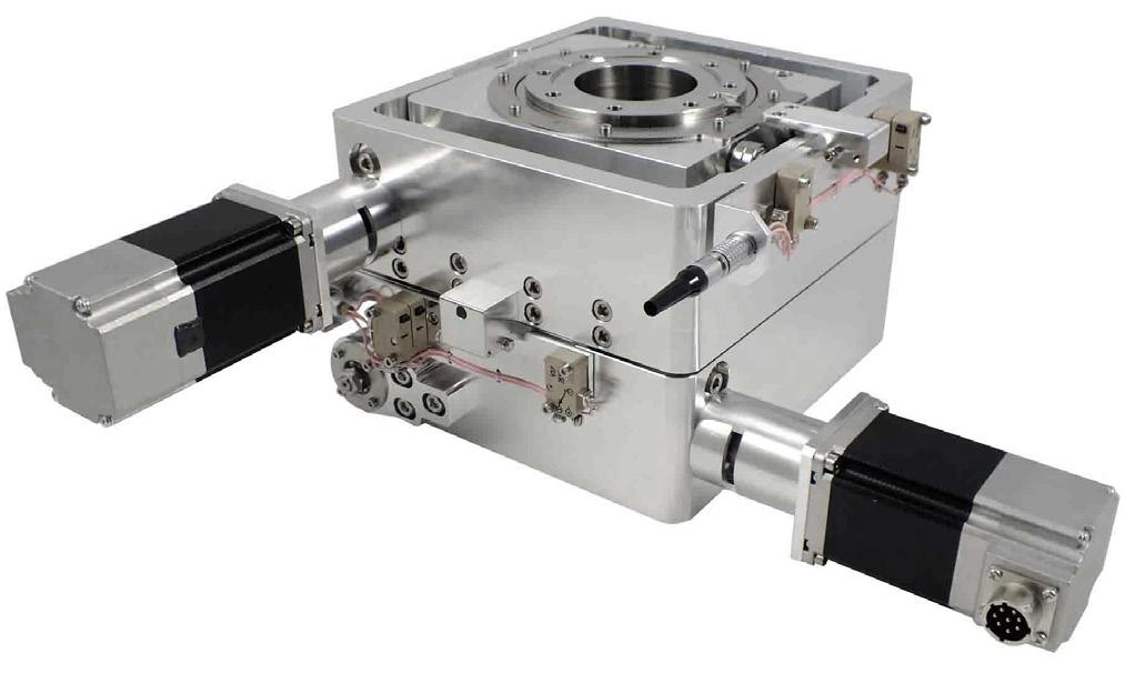 The device works by adjusting the position of the travelling flange in relation to the fixed system mounting flange.