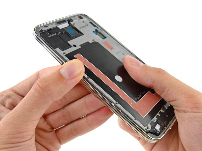 Gently pull the long sides of the silver bezel out away from the phone to separate the two halves of the midframe.