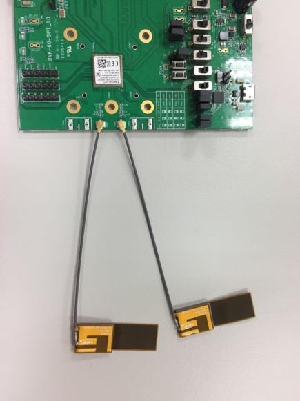 3. Connect the two antennas to the u.fl connectors on the DVK-ST60- SIPT/DVK-SU60-SIPT board.