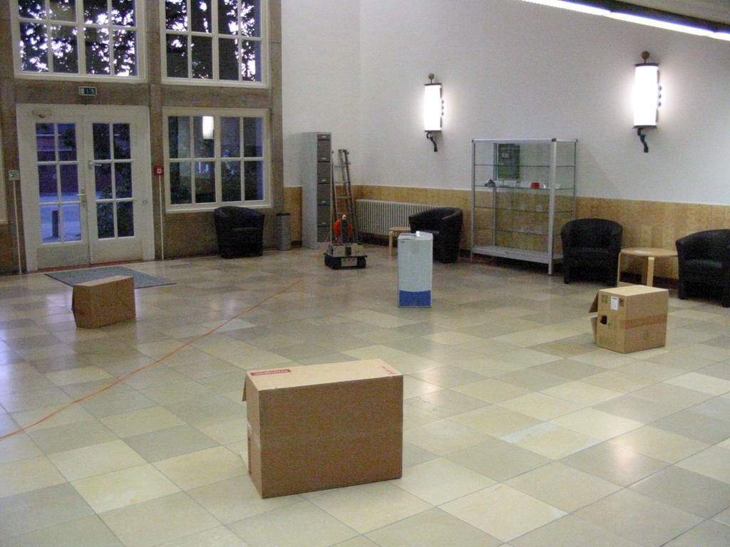 (upper right) in the R1 entrance hall with boxes as obstacles (upper middle).