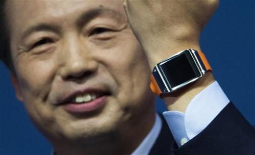 Samsung unveils new smartwatch that makes calls (Update) 4 September 2013, by Frank Jordans Read: Review: Samsung watch blends style, tech wizardry The Gear must be linked wirelessly with a