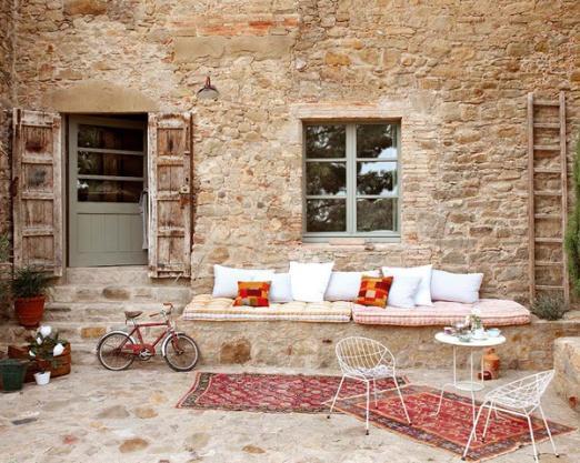 Najtypickejším nábytkovým štýlom sú charakteristické oblasti Provence (južné Francúzsko) alebo Toskánsko (západné Taliansko).