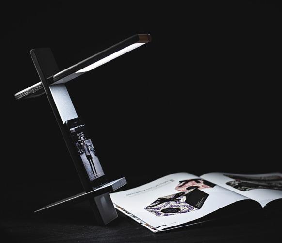 ELUMIS \ PORTABLE LIGHT + BATTERY PACK + PHONE STAND \ Equipped with