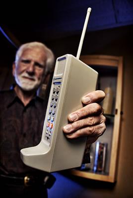 4. Mobilne naprave 11 4.1. Zgodovina Kot že omenjeno, so bile prve brezžične komunikacijske naprave zelo okorne, velike, drage in dokaj kompleksne za uporabo.