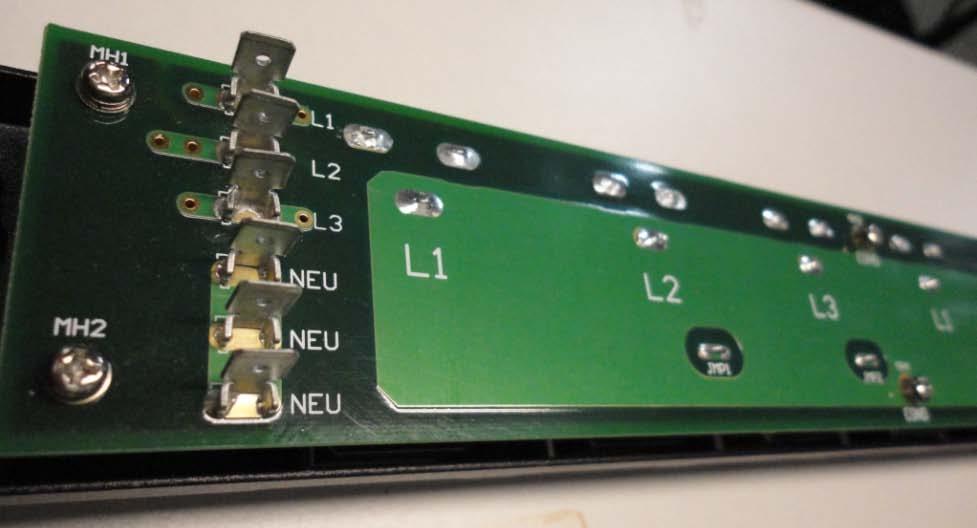 Example of a multi-layer power distribution board used in an alternating phase PDU