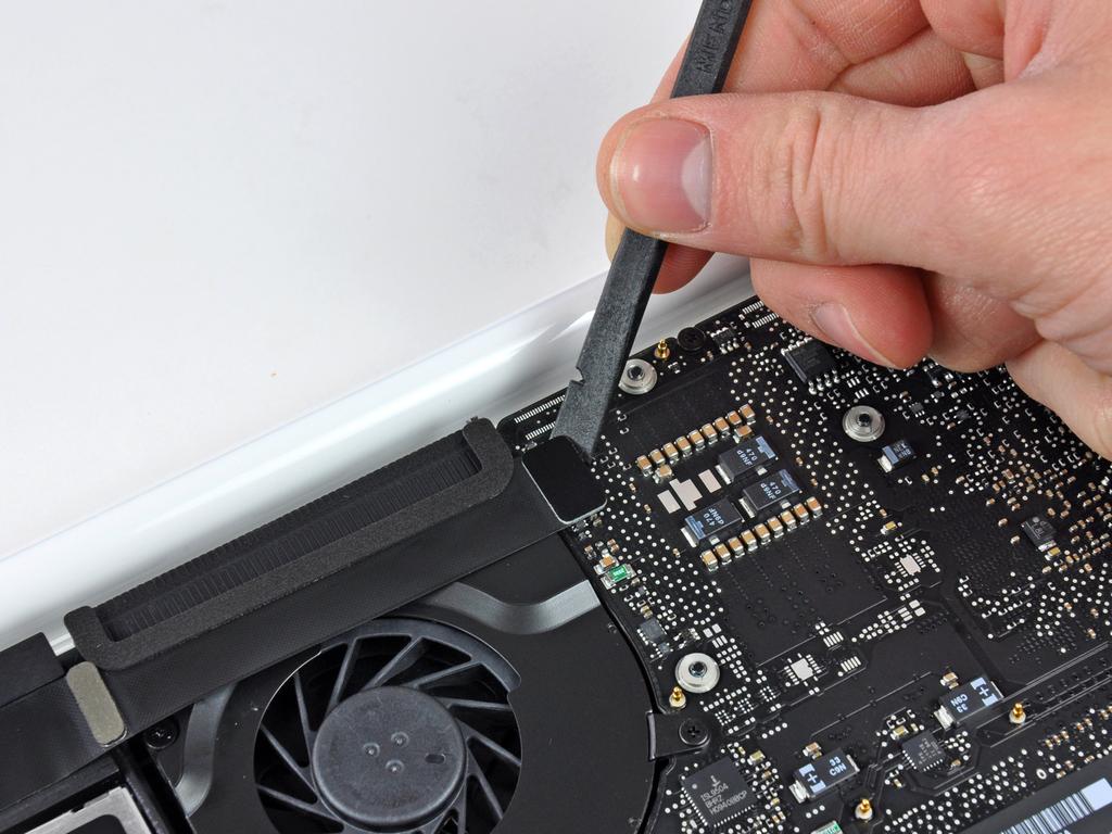 Installing MacBook Unibody Model A1342 Dual Hard Drive Paso 9 Use the flat end of a spudger to