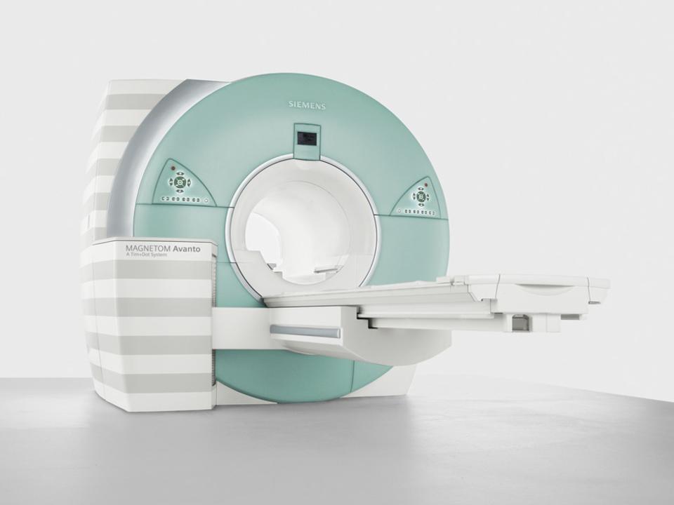 18 CHAPTER 2 THE EXPERIMENT special MR-compatible glasses while receiving instructions Figure 21: A Siemens 15 T MRI whole-body scanner used to record the functional images during the MRI session We