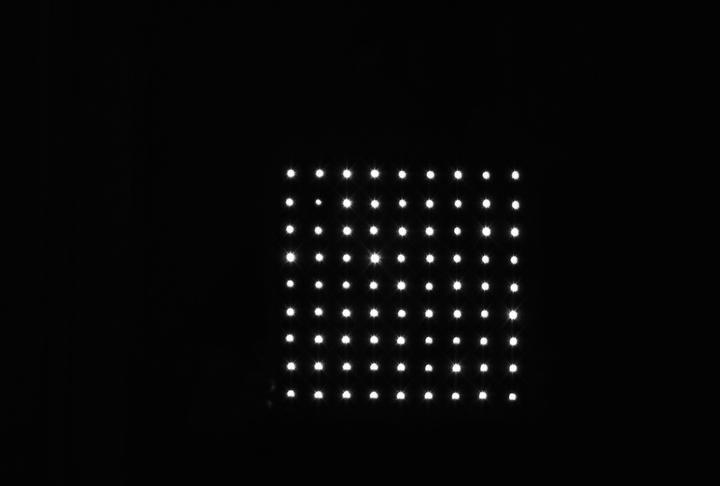 Fig. 1. Employed alignment board consisting of 81 light bulbs, arranged in a 9 9 matrix, in the visible-light (left) and IR spectrum (right).