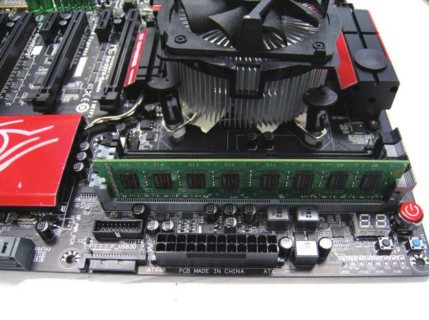 Spread the retaining clip at the right end of the memory socket. Place the memory module on the socket.