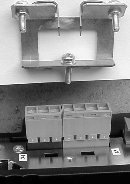Sizes to : Secure the shield clamp for the control unit to the bottom of the unit.
