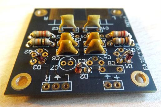 4.- Place and solder diodes D1, D2 and D3. These components are placed in a vertical position.