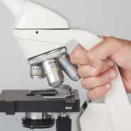 The well positioned focus controls can easily be found by following the curves of the microscope stand.