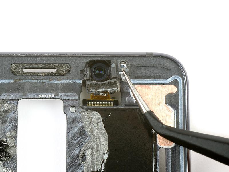 With the screw removed we realize that the bracket and the camera itself can only be accessed from this side. So no front camera repair without forcing off the display.