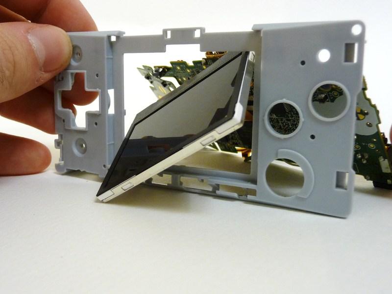 Passo 17 To remove the LCD screen, carefully angle it until it is
