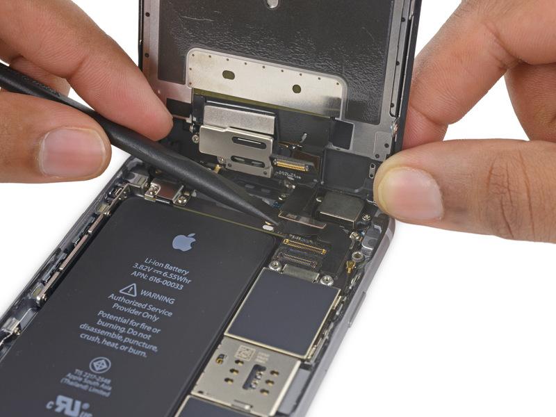 When reconnecting the digitizer cable, do not press the center of the connector.