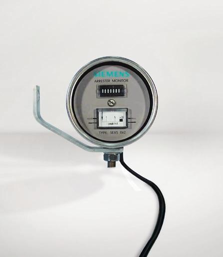The 3EX5062 display visualizes the surge arrester responses detected by the sensor and the leakage current at a convenient location. The display can be installed at a distance of up to 200 meters.