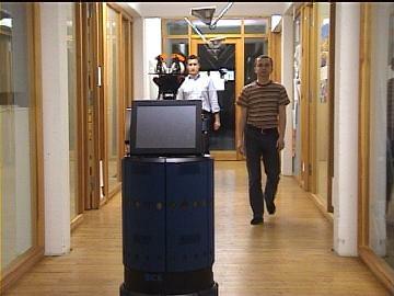 detected features Figure 3: Typical scene with two persons walking along the corridor (left image) and
