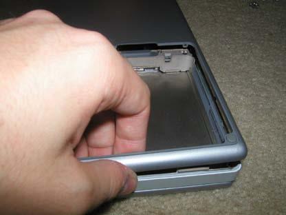 powerbookmedic.com) Gently lift up on the case as shown.