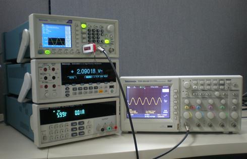 Versatility Compact Form Factor The standard 2U height and halfrack width form factor fits both bench top and rack mount applications Stackable Easily stack on other Tektronix bench instruments